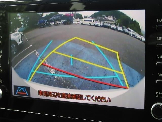 バックモニター付きでガイドラインがモニターに表示され、車庫入れや縦列駐車などの際に役立ちます！