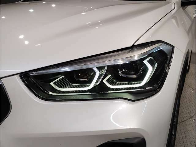 BMWの伝統の丸目4灯ヘッドライトでございます。LEDライトで視認性もよく明るく安全性の向上につながります。