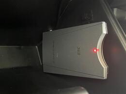 【ETC】有料道路を利用する際に料金所で停止することなく通過できる、ETC車載器（ノンストップ自動料金収受システム機器）が装備されています。セットアップを行うことで利用可能になります。