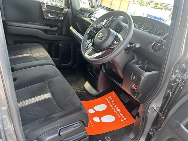 運転席側の写真です。座席側面やステップをご確認下さい。