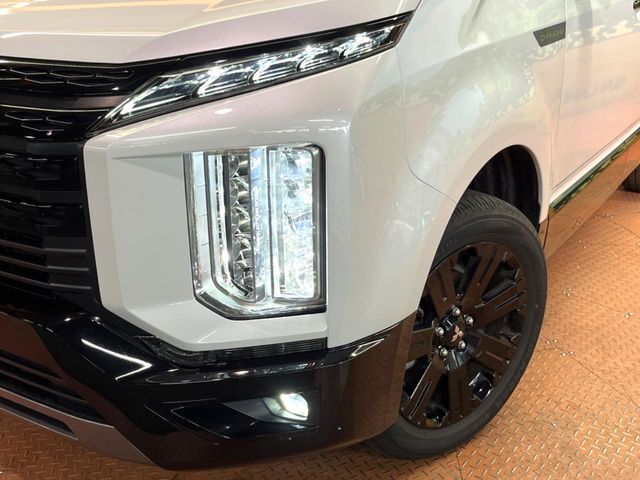 【LEDヘッドライト】悪天候や夜間走行時も良好な視界を確保し安心して運転できる高輝度LEDヘッドライトを装備！点灯速度が早く、消費電力も抑えられています。