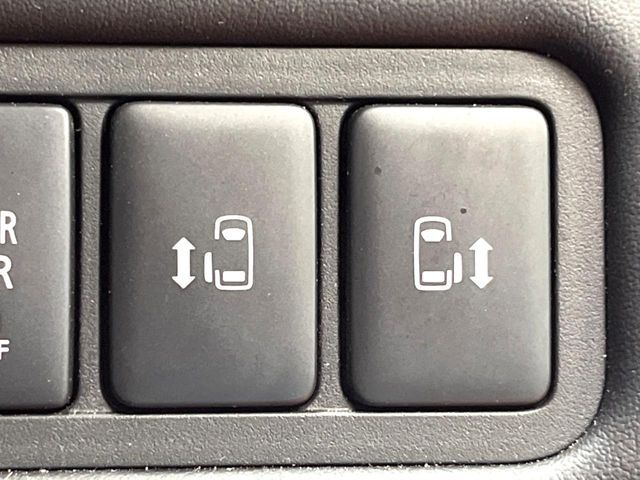 【両側パワースライドドア】スマートキーや運転席のスイッチで後席両側スライドドアの開閉が可能♪電動だから力を入れてドアを開ける必要が無く、小さなお子様でも簡単に開け閉めでき快適です♪