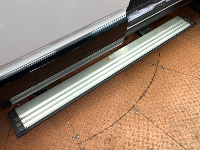 【電動サイドステップ】車高の高いお車でも、これがあれば小さいお子様の乗り降りも楽々♪スライドドアと連動して作動する為、煩わしい操作は不要です！