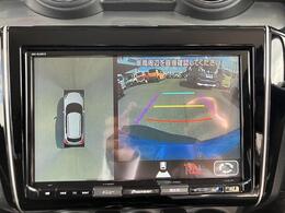 車の前後左右に4つのカメラを設置。車を真上から見たような映像を映し出してくれるカーナビゲーション付。