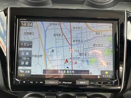 車の前後左右に4つのカメラを設置。車を真上から見たような映像を映し出してくれるカーナビゲーション付。