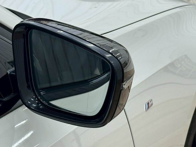 【ブラインドスポットモニター（BSM）】車線変更時に車両後方から来る車両を検知し安全をサポートする装置です。