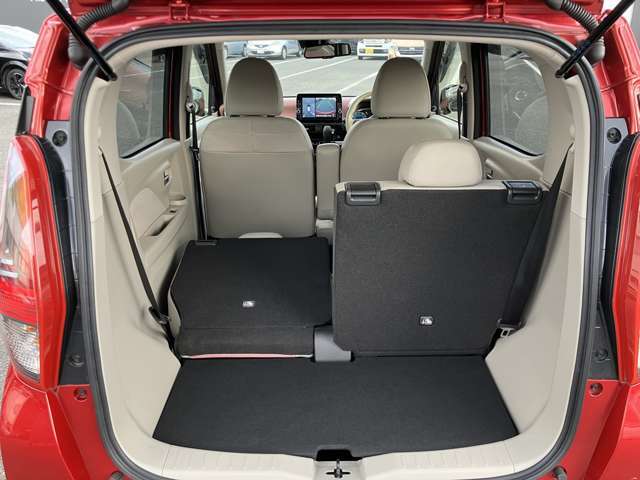 リヤシートのシートバックを倒せばこんなに広くなります。
