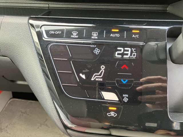 フルオートエアコンはタッチパネル式なので、軽く触れるだけで操作が可能です