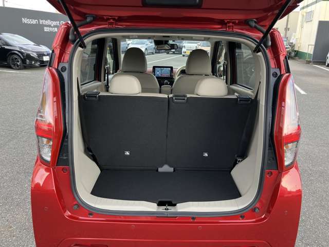 片方ずつ倒す事が出来るので長物も積む事が出来ます