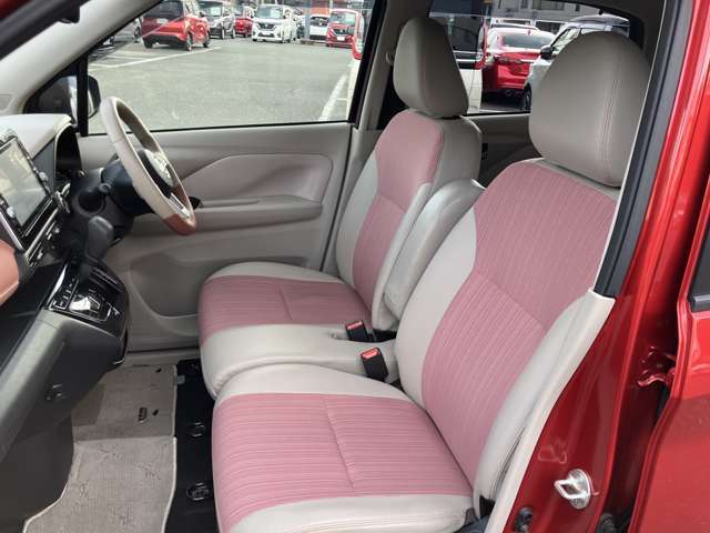 室内ビュー　ベンチシートタイプで左右どちらからでも乗り降りが可能です