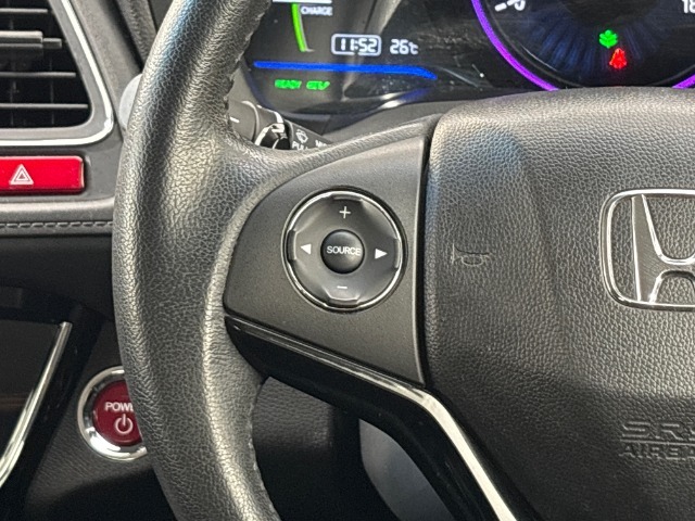 ステアリングにはオーディオコントロールスイッチが付いていますので、目線を正面から外すことが無く、また、ステアリングから手を離さずにオーディオ操作ができます