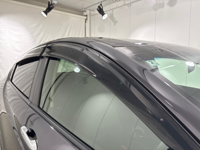 【ドアバイザー】室内の換気をしたい時や、雨の日の料金所などで、便利にご活用頂けるドアバイザーを装備してます！