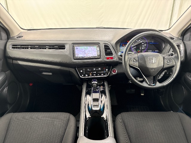 いつでも気持ちよく運転できて、使い勝手のいい収納や体をケアするシート、細部にまでこだわったインテリア♪