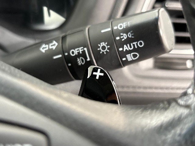 ★パドルシフト★ ハンドルにある『＋』と『-』のレバーを指先で操ることで、マニュアル車感覚のシフトチェンジが楽しめるパドルシフトです☆