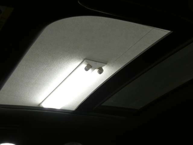 車内に光を取り入れ明るく開放的に演出するパノラミックガラススライディングルーフを採用！状況に応じてチルトアップ＆スライドの2パターンでご使用頂けます！！TEL：047-390-1919