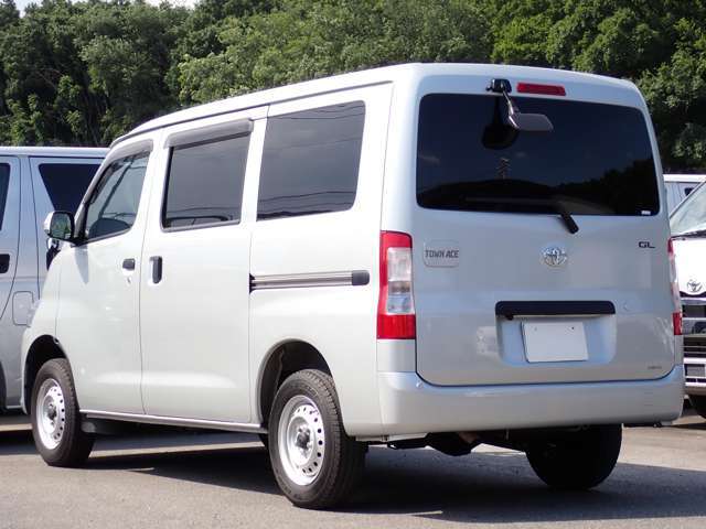 長さ：406cm/幅：166cm/高さ：193cm/最大積載量：750［500］kg/車両重量：1280kg/車両総重量：2140［2055］kg/燃料タンク：43リットル/カラーナンバー：1E7