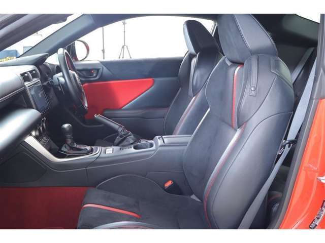 助手席シートに大きな傷やヘタリなどありません！！