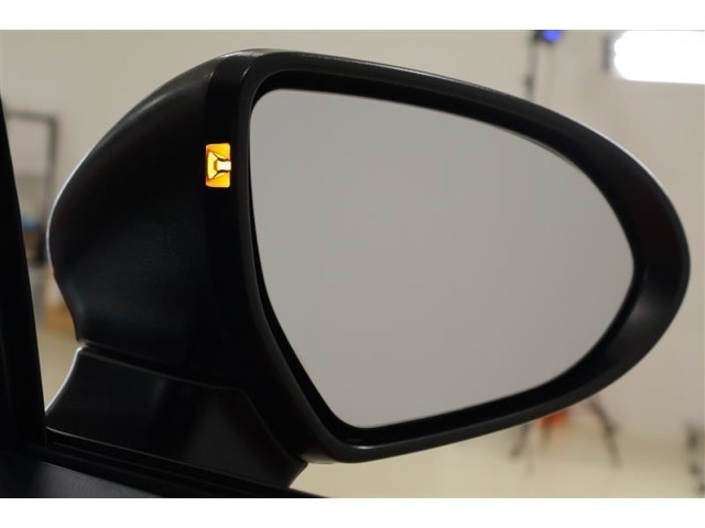 後方警戒支援システム付いてます！ドアミラーで後方の死角領域に接近してくる車両を検知して後方確認をアシストしてくれます♪