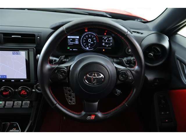 ステアリングスイッチ付き。前方から目を離すことなく操作することが可能です。