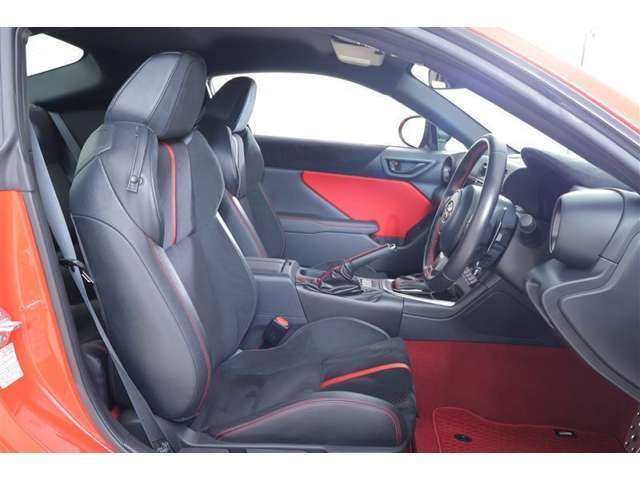 シンプルながらホールドの良いシートです。　しっかり、ホールドしてくれるシートの方が長く座っていても疲れにくいんですよ。