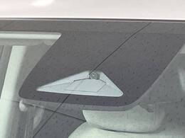 【ホンダセンシング】走行中に前方の車両等を認識し、衝突しそうな時は警報とブレーキで衝突回避と被害軽減をアシスト。より安全にドライブをお楽しみいただけます。