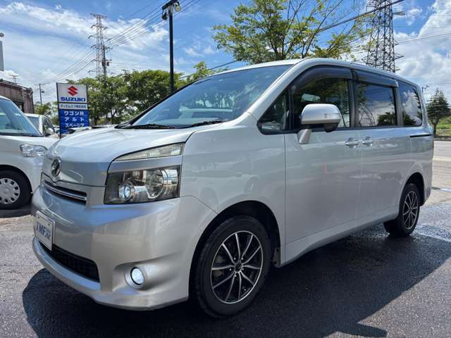 キセノンヘッドライトで夜間走行時も安心でございます！