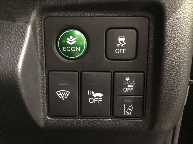 Hondaセンシング用の、VSA（ABS＋TCS＋横滑り抑制）解除とレーンキープアシストシステムのメインスイッチなどを装備しています。燃費に役立つECONボタンもあります。