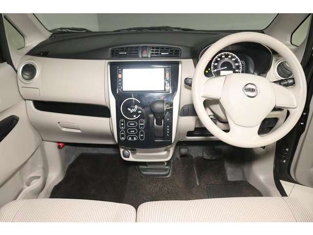 視認性の良いインパネ周り。スイッチなどの操作もしやすい配置になっております。