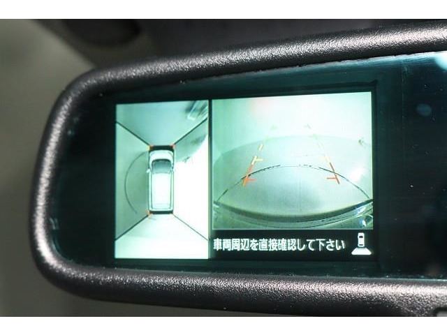 バックモニター！　バック時に後方の状況がモニターで確認できるので安全・安心です。