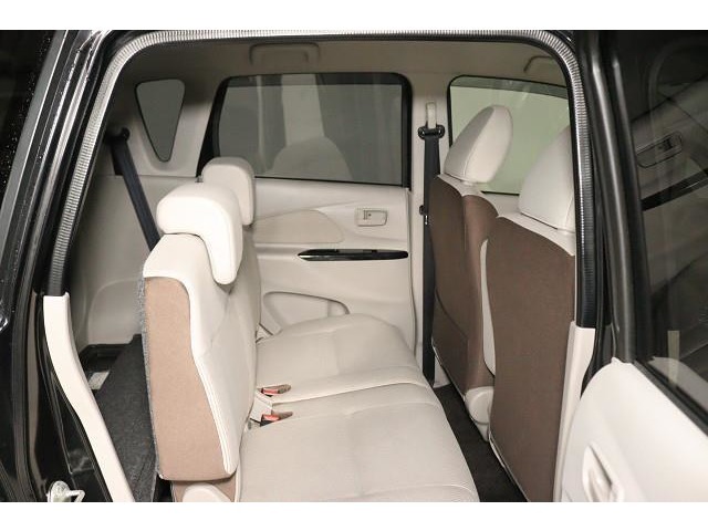 ゆったりとくつろげる、快適なリヤシート。