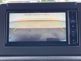 【バックカメラ】駐車時に後方がリアルタイム映像で確認できます。大型商業施設や立体駐車場での駐車時や、夜間のバック時に大活躍！運転スキルに関わらず、今や必須となった装備のひとつです！