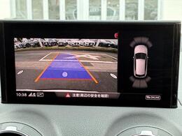 【リヤビューカメラ】車両後方の映像を映し出し、舵角に基づいて計算された経路を画面に示して駐車操作をサポートします。