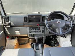 運転席周りになります。内装色はグレー系です。