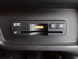 デザインスッキリのビルトイン『ETC』！高速道路の特典はもちろん、キャッシュレスなので料金所では徐行するだけで通過可能です！