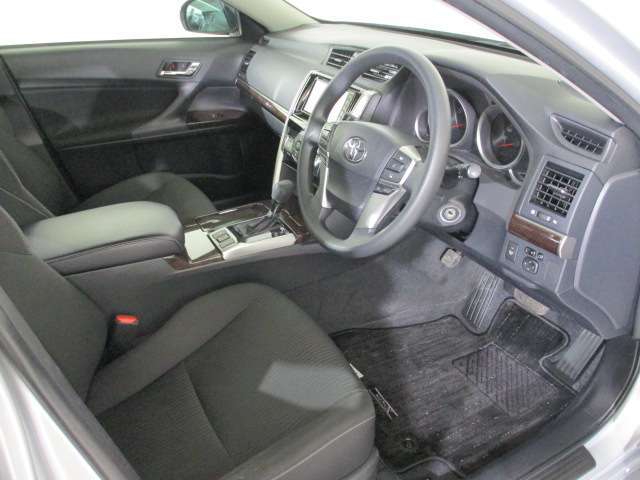 運転しやすい室内明るくカジュアルなナチュラルグレー