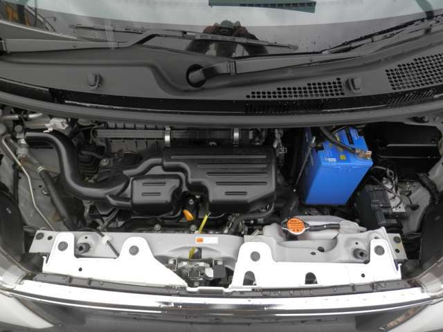 エンジンルームになります。内外装だけでなくこちらも清掃済みです。　納車までにディーラーが使用している工場にもう1度しっかり点検いたしますので、安心してお乗りいただけると思います。
