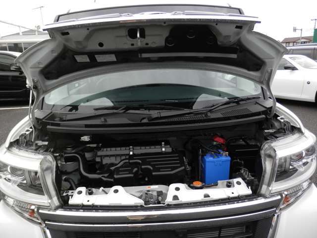 エンジンルームになります。内外装だけでなくこちらも清掃済みです。　納車までにディーラーが使用している工場にもう1度しっかり点検いたしますので、安心してお乗りいただけると思います。