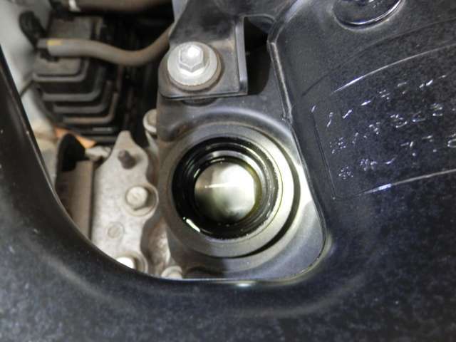 エンジンルームになります。内外装だけでなくこちらも清掃済みです。　納車までにディーラーが使用している工場にもう1度しっかり点検いたしますので、安心してお乗りいただけると思います。