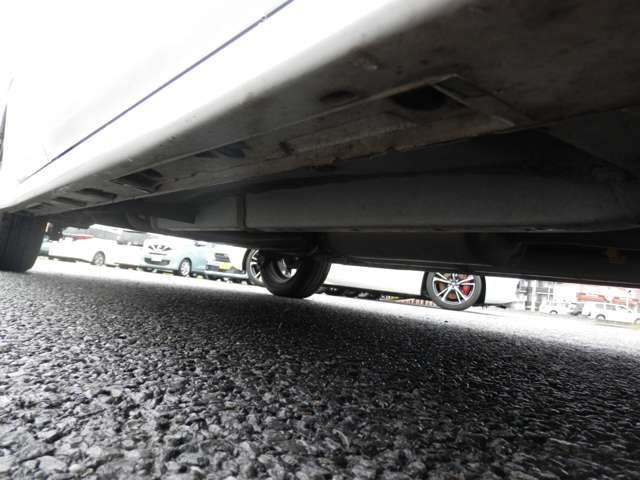下回りもご覧の通り綺麗な状態です。もちろんご納車前に入念な点検をさせて頂きます。