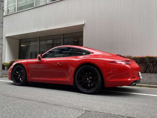 真っ赤なポルシェ♪コンパクト、軽量、軽快、ポルシェを着るって言葉が似合う最後の911ではないでしょうか。