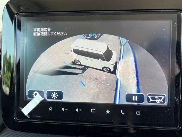 【全方位モニター用カメラ】車両の前後に4つのカメラを設けることにより、車両を俯瞰した映像をモニターに表示できます。目視しにくエリアの周囲確認をサポートする「3Dビュー」は非常に便利です！