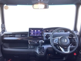 パーキングブレーキはフット式なので運転席と助手席の間はすっきり、移動も楽々です。さっと手が届く位置にATセレクトレバーやエアコンスイッチなどがあり操作性に優れています