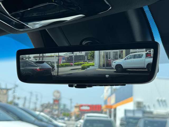 【デジタルミラー】デジタルインナーミラーを装備しております！！後方の視界が広がり安全性が向上しております！！！夜間でも、しっかりと映像が見られるようになっておりますので、重宝される装備の一つですね！！