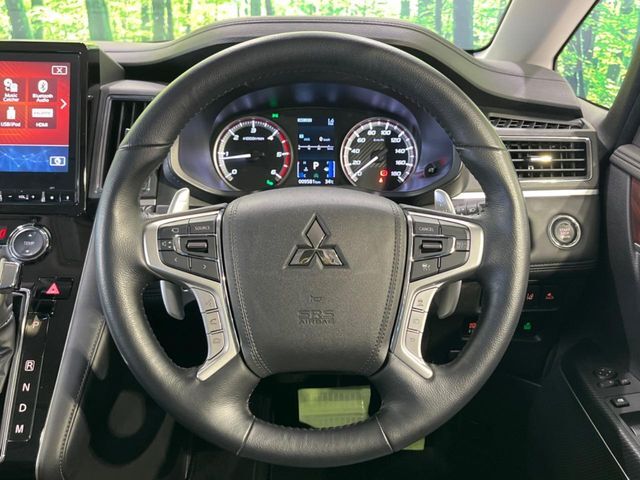 【パドルシフト】革巻きハンドルから手を離さずに素早くシフトアップ＆ダウンができるので、エンジンブレーキを使う下り坂や高速道路の合流で加速したい場面で役立ちます。