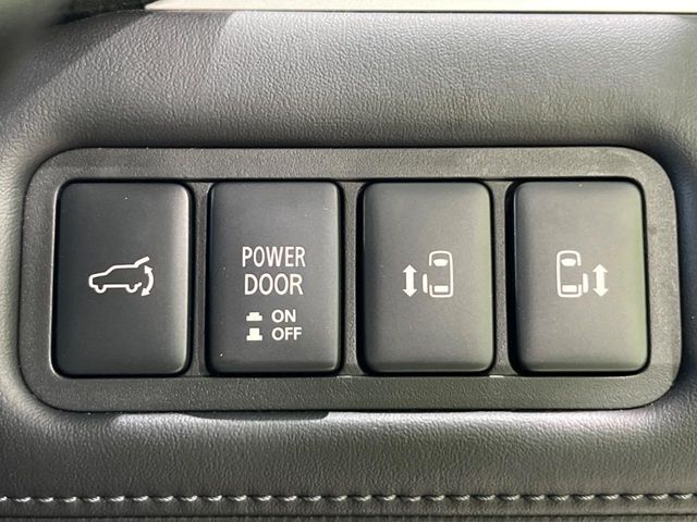 【両側パワースライドドア】スマートキーや運転席のスイッチで後席両側スライドドアの開閉が可能♪電動だから力を入れてドアを開ける必要が無く、小さなお子様でも簡単に開け閉めでき快適です♪
