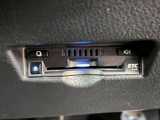 【ビルトインETC】で高速道路もスムーズに乗り降り可能で、ご納車直後からの遠距離ドライブも可能です。