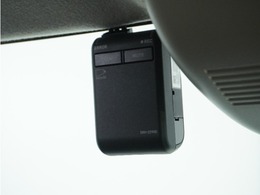 ◆ドライブレコーダー◆映像・音声などを記録する自動車用の装置です。　もしもの事故の際の記録はもちろん、旅行の際の思い出としてドライブの映像を楽しむことができます。