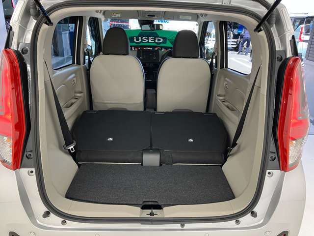 リヤシートは荷室側からも簡単に格納でき、荷物に合わせて多彩なシートアレンジが可能です。