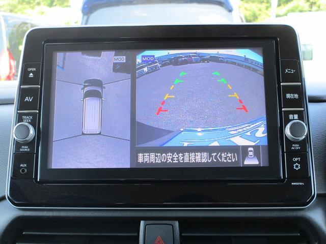 駐車する際、見通しの悪い場所や狭い道での運転を行いやすく、合計4ヶ所に設置したカメラの映像を合成・処理をして、真上から見ているような映像を映し出してくれます。