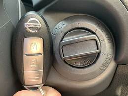 【スマートキー】キーを身につけている状態なら、ドアに付いているスイッチを押すだけで、ドアロックの開閉ができる機能。エンジン始動も便利です